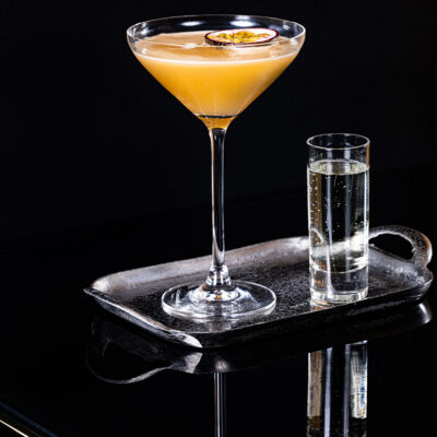 Pornstar Martini to popularny i orzeźwiający koktajl, który w ostatnich latach zyskał ogromną popularność. Ten zachwycający drink to idealne połączenie owocowych smaków z nutą elegancji.