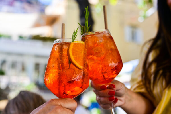 Drinki z Aperolem – Przepisy i Triki Barmańskie